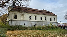 Barokní zámek Tma� p�ed rekonstrukcí. Zámek vznikl p�estavbou tvrze z roku...