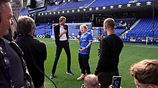 Bývalý fotbalista Peter Crouch a zp�vák Ed Sheeran p�ed zápasem tým� Ipswich a...