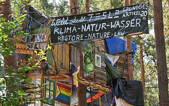 Od kvtna protestují proti rozíení obí továrny klimatití aktivisté, kteí...