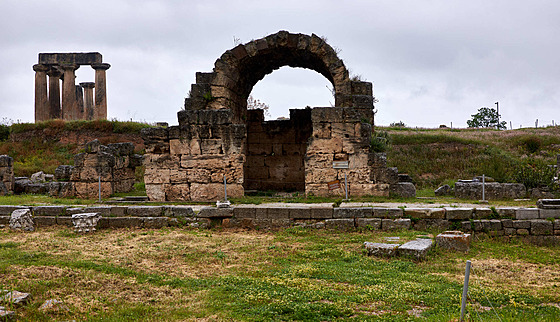 Ruiny severozápadních obchod� korintského fóra. V tomto sektoru se v�zení...