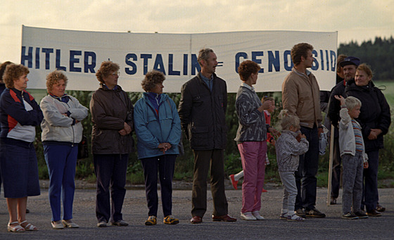 Foto datované k 23. srpnu 1989 bylo poízeno v Estonsku. Transparent hlásá:...