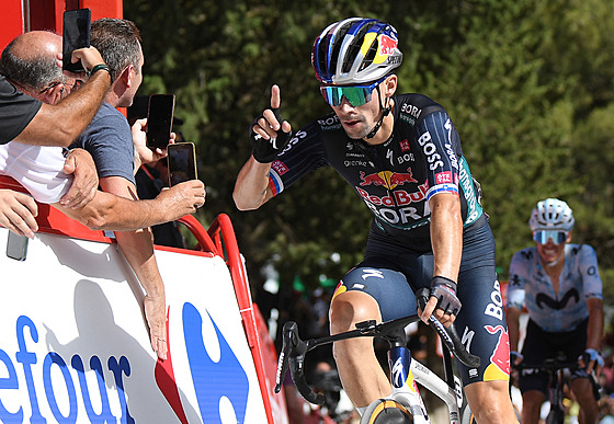 Slovinský cyklista Primo� Rogli� (Bora) slaví vít�zství v osmé etap� Vuelty.