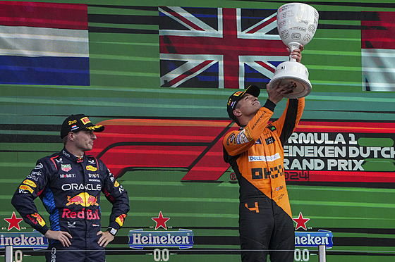 Lando Norris s trofejí pro vítze Velké ceny Nizozemska, vedle nj druhý Max...