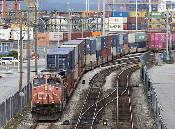 Lokomotiva společnosti Canadian National Railway táhne kontejnerový vlak ve...