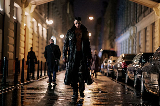 Bill Skarsgard ve filmu Vrána