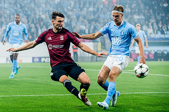 Spar�anský zálo�ník Kaan Kairinen v souboji s fotbalistou Malmö Erikem...