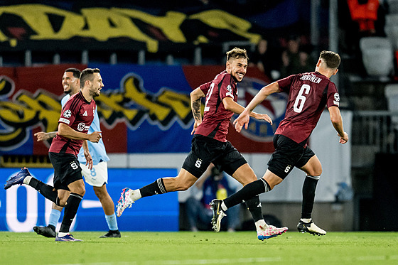 Vysmátý spar�anský fotbalista Mat�j Ryne� b�í oslavit d�le�itou druhou branku...