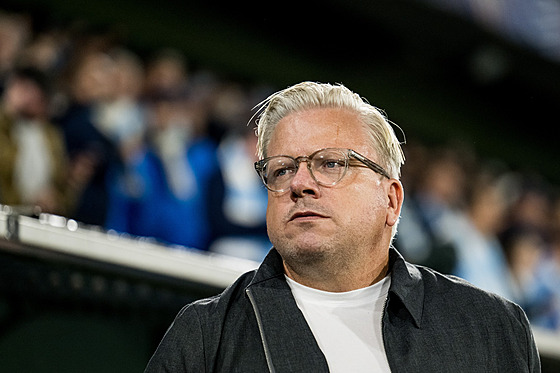 Spar�anský trenér Lars Friis sleduje výkon svých sv��enc� v úvodním utkání...