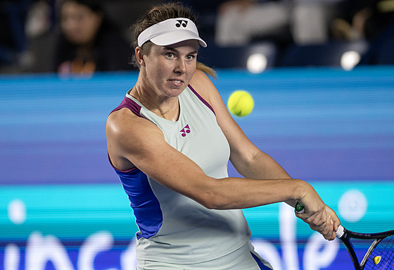 Linda Nosková hraje bekhend v semifinále turnaje v Monterrey.