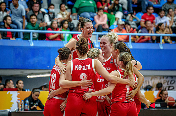 Radost eských basketbalistek z postupu do finále.
