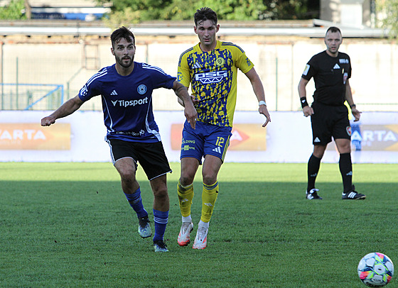 Martin Pospíil v dresu olomouckého béka, za ním zlínský David Tká.