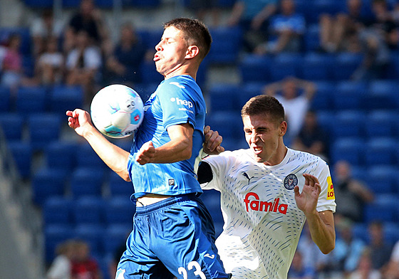 �eský fotbalista Adam Hlo�ek z Hoffenheimu v akci.