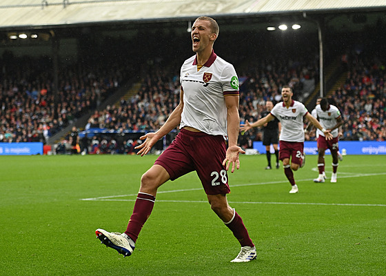 Tomá Souek se raduje ze vsteleného gólu do sít Crystal Palace