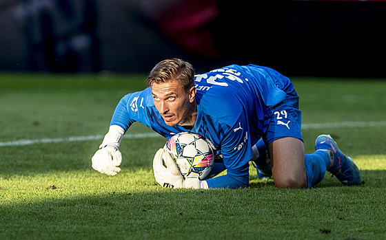 Branká� Slovácka Milan He�a jist� kontroluje mí�.