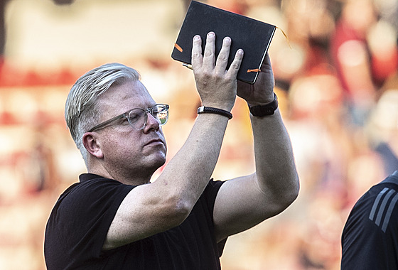 Trenér Sparty Lars Friis dkuje fanoukm za podporu.