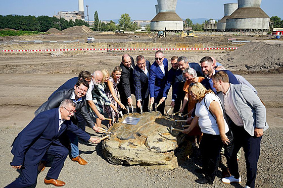 Ceremoniální poklepání na základní kámen. Ú�astnil se ho i hejtman Jan Schiller...