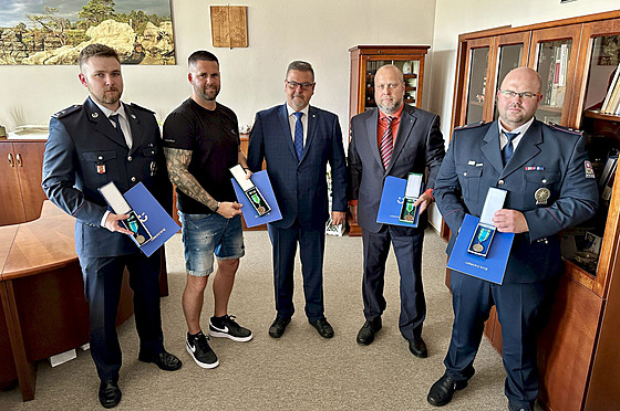 zleva: pprap. Ond�ej �ibík, Ji�í Korál, hejtman Jan Schiller, Jind�ich Kusý a...