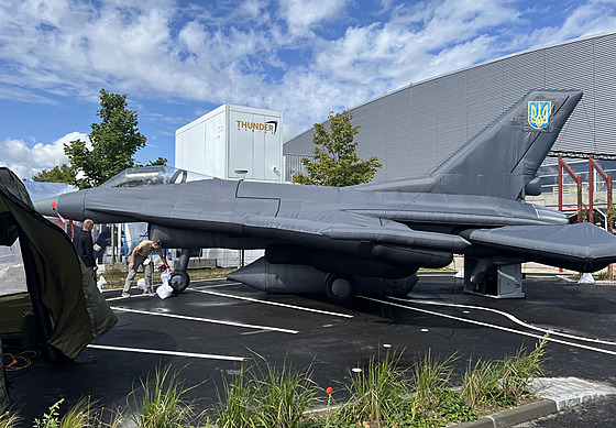 Vystavené nafukovací letouny F-16 na dánském zbrojním veletrhu DALO. (26. srpna...