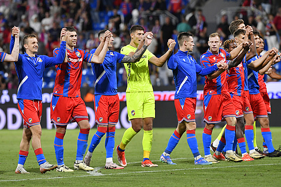 Plze�tí fotbalisté slaví výhru nad Hearts v úvodním play off Evropské ligy.