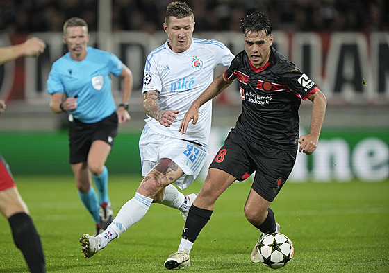 Juraj Kucka (ve sv�tlém) ze Slovanu Bratislava svádí souboj s Aralem Simsirem z...