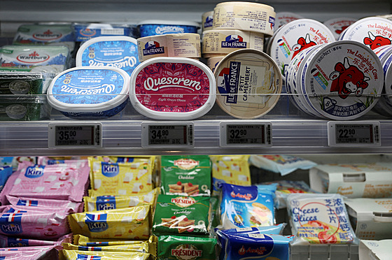 Evropské mléčné produkty v pekingském supermarketu (13. června 2024)