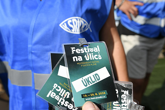 Tři des­tky bezdomovců pomáhaj­ ukl­zet Plzeň při festivalu Na ulici v Plzni