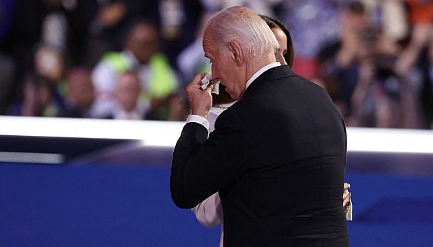 Biden na sjezdu demokratů slzel, pak předal vedení strany Harrisové