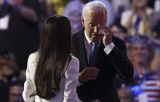 Biden na sjezdu demokratů slzel, pak předal vedení strany Harrisové