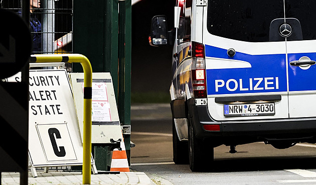 NATO zvýšilo pohotovost na základně v Německu, pracovníky poslalo domů