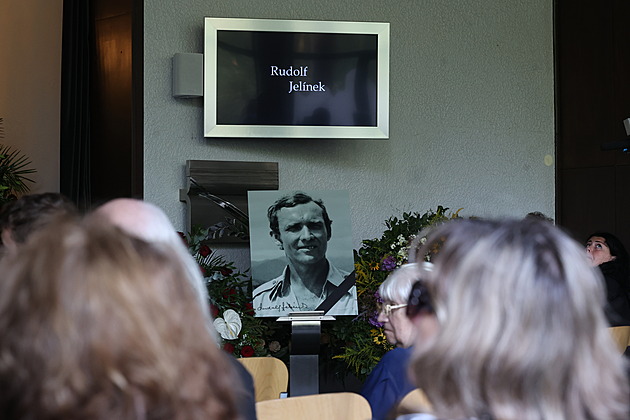 Veřejnost i nejbližší se v Motole rozloučili s hercem Rudolfem Jelínkem