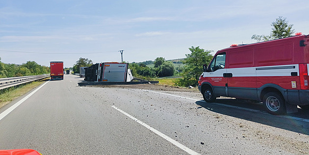 Nehoda nákladního automobilu s návsem uzavela dálnici D2 ve smru na Beclav....