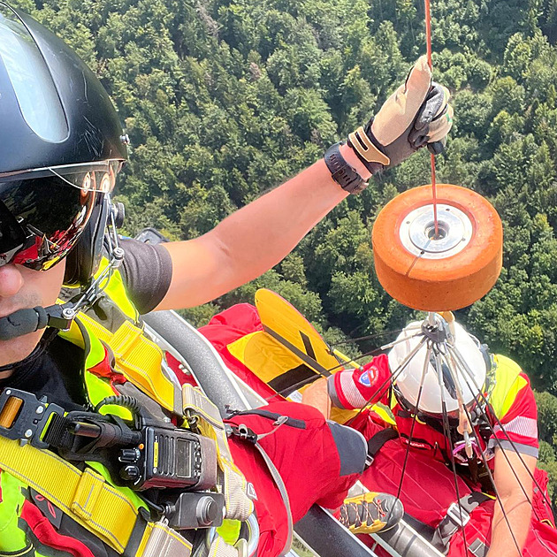 Cyklistka si zranila obě ruce, lékaře k ní spustili z palubního jeřábu