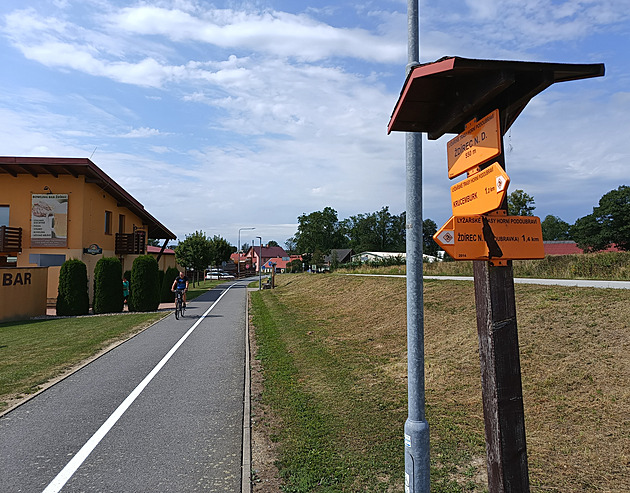 Jedna z prvních cyklostezek, které dírec nad Doubravou vybudoval, smuje do...
