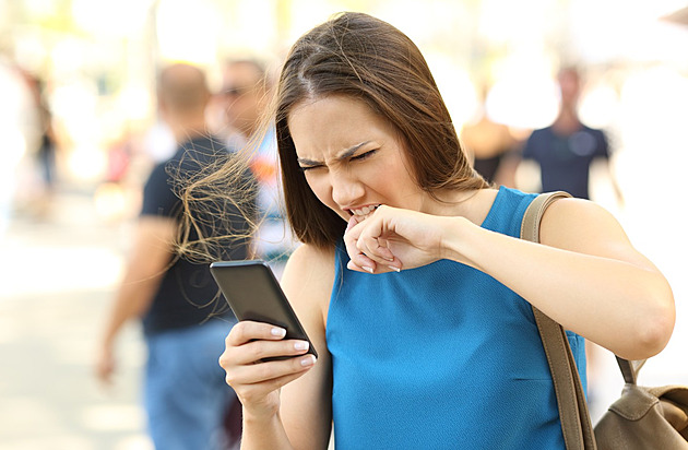 Čtvrtina mladých nikdy nezvedá telefon, zvonění ignoruje