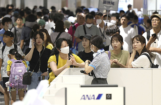 Desítky zrušených letů, stovky zpožděných. Japonské letiště ochromily ztracené nůžky