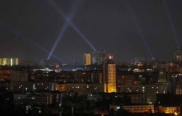 Ukrajina opět pod palbou dronů a raket. Nálety však hlásí i Rusko