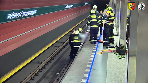 Tlačítko nouze v metru se zapsalo do povědomí, lidé zachránili opilou ženu