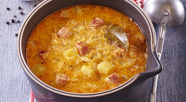 Zelňačka s uzeným masem: Recept s kysaným zelím, bramborami a smetanou