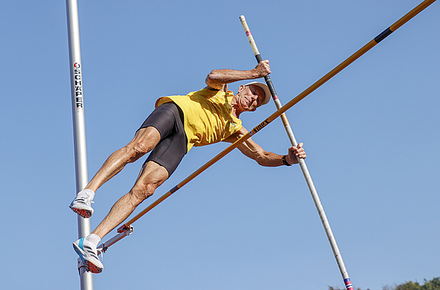 Legendární Stenmark vyměnil lyže za atletiku. Před sedmdesátkou skáče tyčku