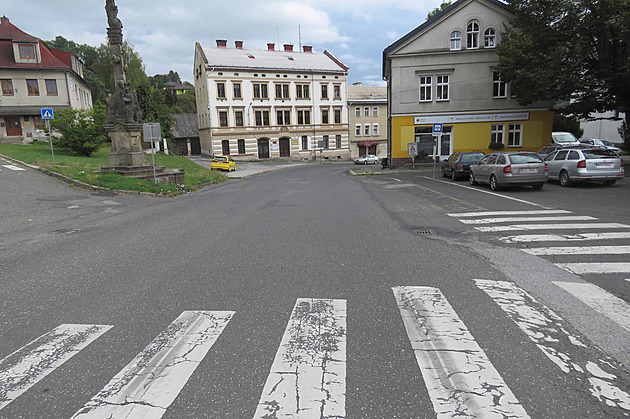 Nepozorný řidič vjel na chodník a těžce zranil chodce. Smetl i prázdný kočárek