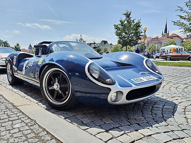 Mezi automobilové klenoty přiburácí drsňák. Má osmiválec a žádné asistenty