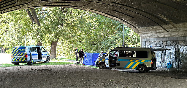 Pod pražským Hlávkovým mostem plavalo tělo, policie zjišťuje proč