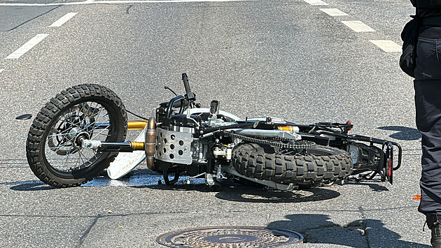 Přejel do protisměru a srazil dvě motorky. Zemřela mladá žena