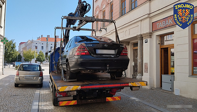 První auto, kteí znojemtí stráníci zabavili kvli neplacení pokut, byl na...