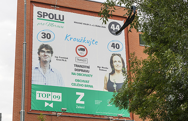 Billboard rekordman. Na domě visí už čtyři roky, po volbách ho zapomněli sundat