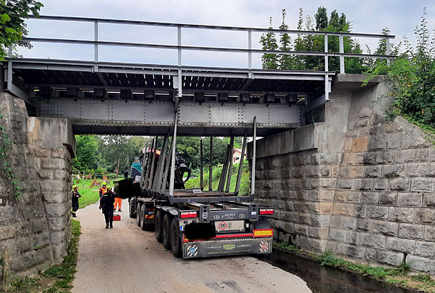 Kamion zstal zaseknutý pod viaduktem ve Slavonicích. (21. srpna 2024)