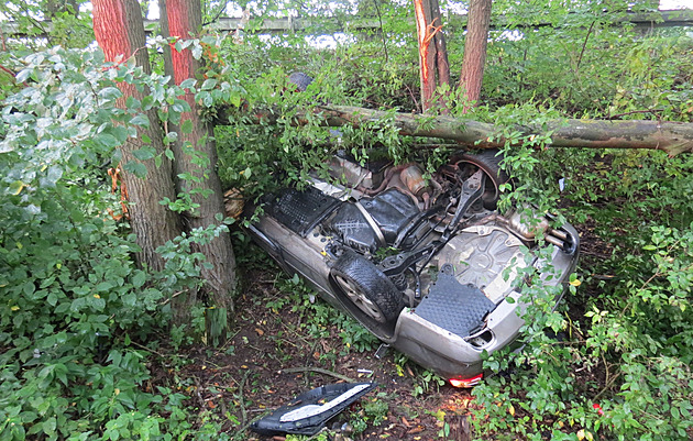 Šestnáctiletý chlapec převrátil auto, vážně zranil sebe i dvě mladší dívky