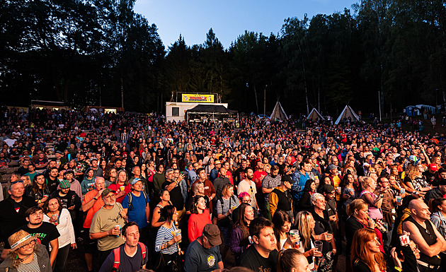 Slun zaplnný amfiteátr na Bojiti. Koná se Trutnoff Open Air Festival 2024.