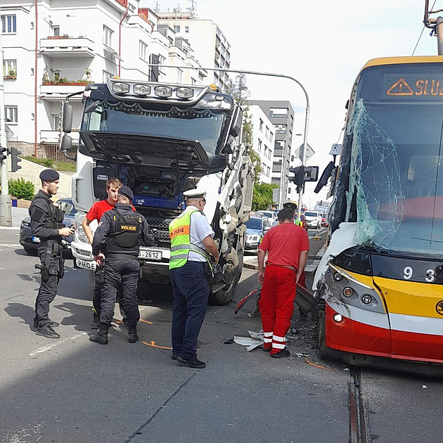 Nehoda tramvaje a nákladního auta v Praze (26. srpna 2024)