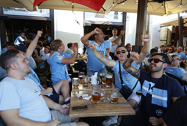 Staromák, pivo a chorály. Stovky fanoušků Malmö zamířily na Letnou